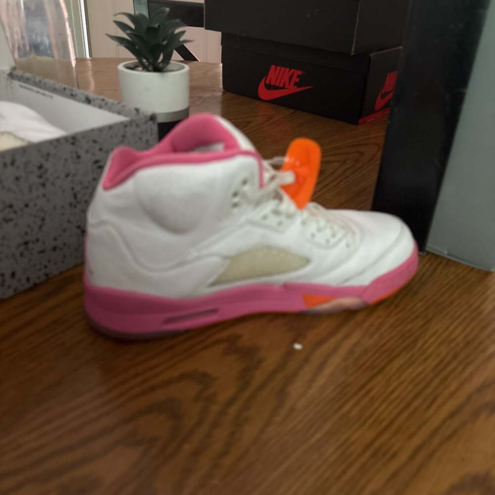 AIR JORDAN 5
RETRO (GS)

WHITE/PINKSICLE-SAFETY ORANGE
BLANC/GLACE ROSE